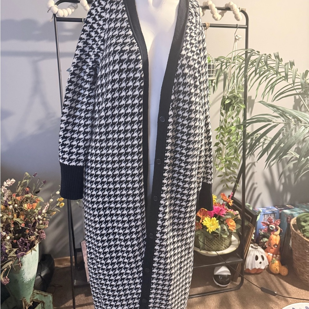 Jessica London Black & White Houndstooth Long Button-Front Cardigan